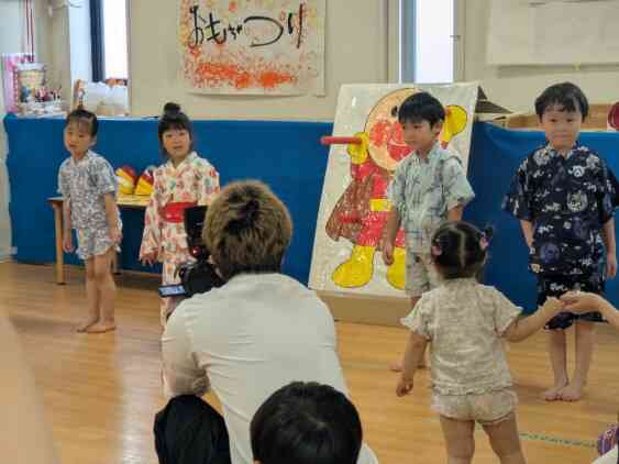 年長組のお友だちがまずはレクチャーで踊ります！