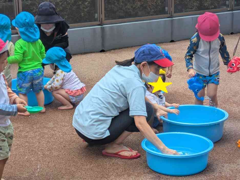 小さいお友だちは、たらいで遊びます。