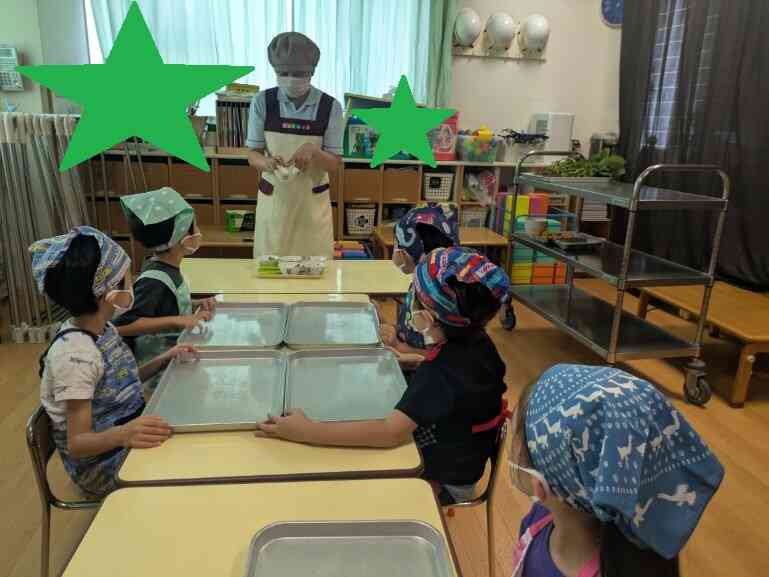 調理の先生に教えてもらいながら夕食の下ごしらえです！