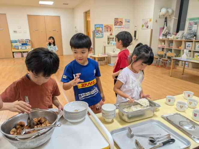 夕食はバイキング形式で。