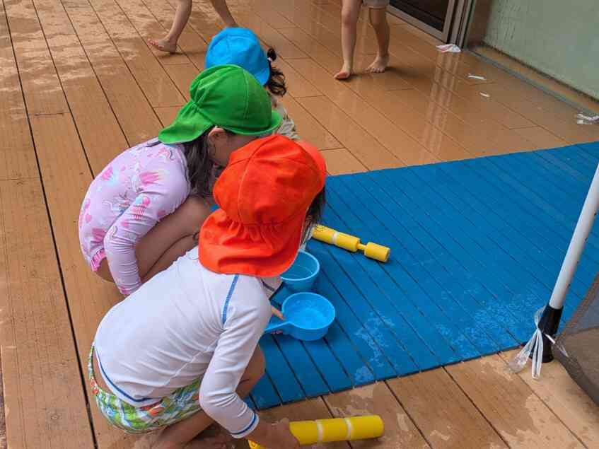 水鉄砲や、バケツなどおもちゃを使って、水遊びを楽しんでいます！