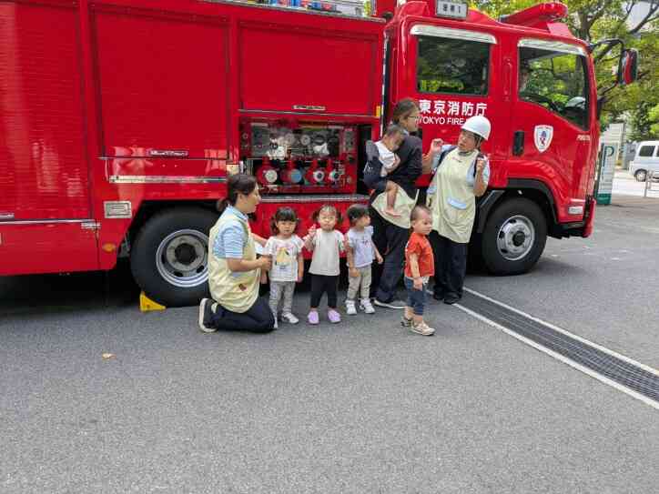 消防車の前で記念撮影。