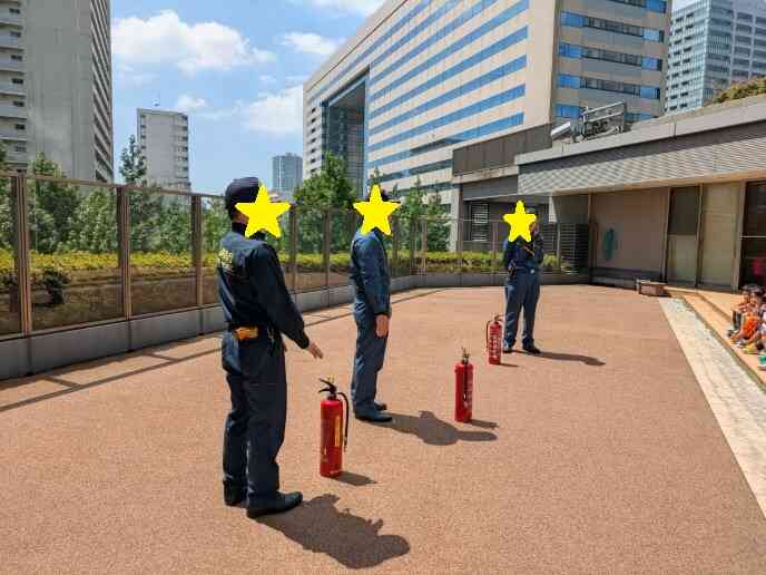 消火訓練は、まずお手本を見せて頂きました。