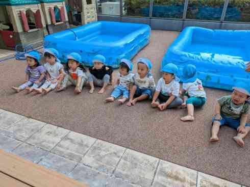 りす組（1歳児）さんもプールの前でハイポーズ！