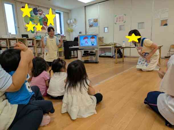 講師の先生のお話を真剣に聞いているうさぎ組さん！