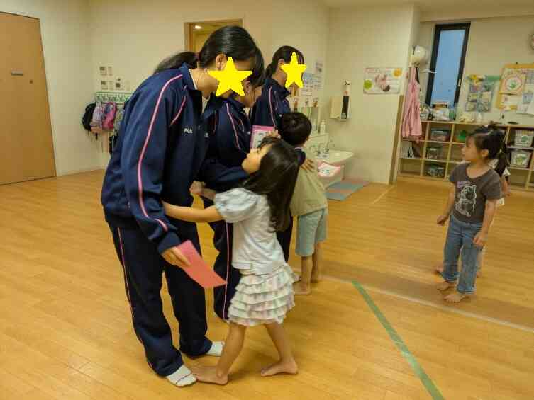 お姉さんとハグやタッチでお別れを惜しむ子どもたちです。