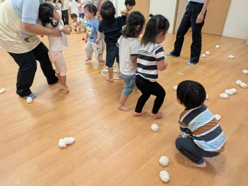 白玉を集めて・・・玉入れに挑戦するうさぎ組(2歳児）のお友だちです！