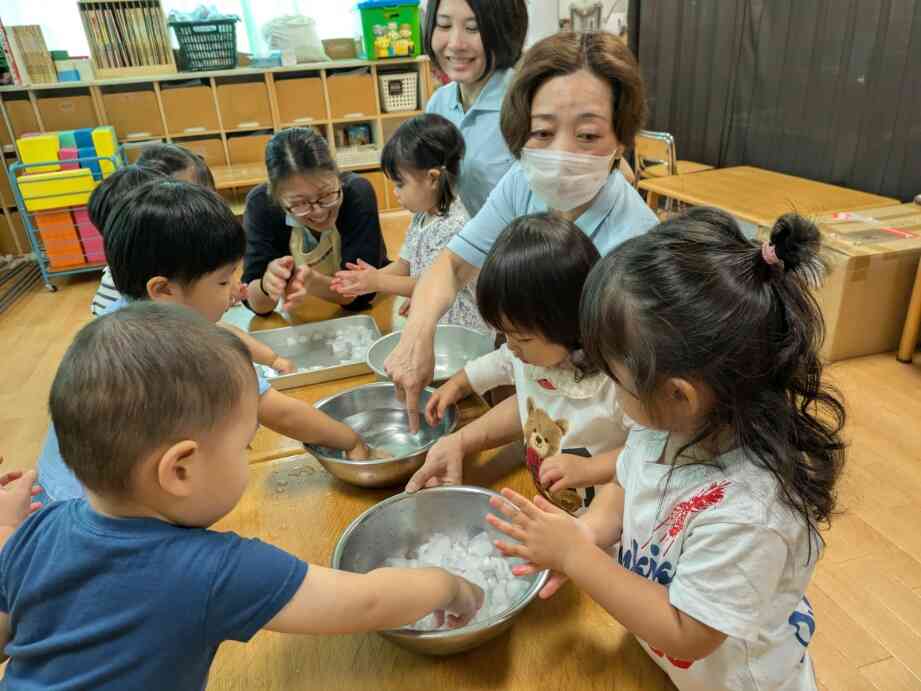 氷の食育（１歳児クラス）