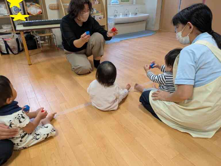 リトミックの先生の真似をして・・・リズム遊びを楽しみます!