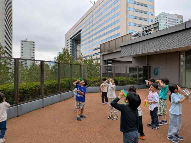 お空を見上げて・・・貼り付けたセロファンで色が変わって見えて面白そうです!
