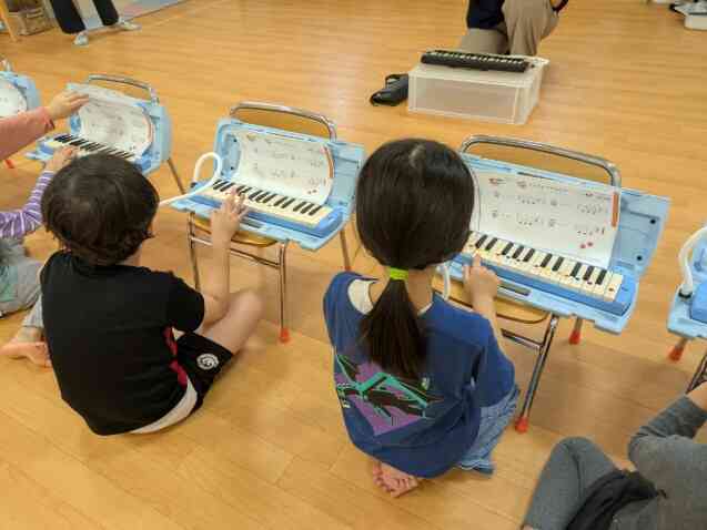 鍵盤ハーモニカに真剣に取り組むぞう組のお友だちです。