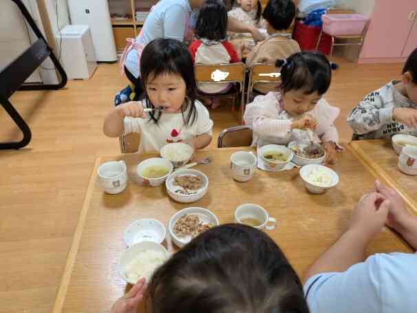 給食おいしいね!(2歳児・1歳児・0歳児クラス)