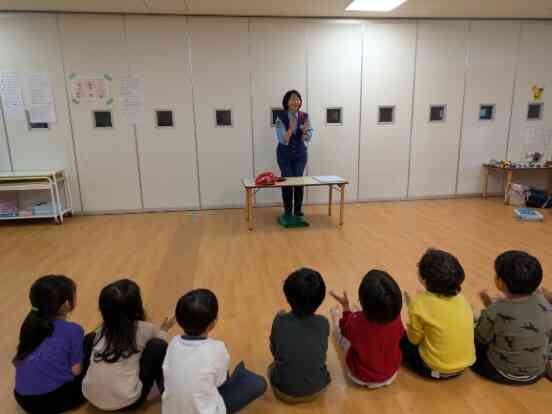 おまわりさんのお話を真剣に聞きます!