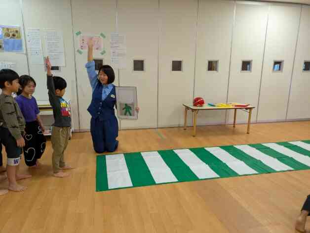 横断歩道を渡る時には、しっかりと手を上げて!