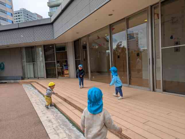 みんなでシャボン玉を追いかけて・・・