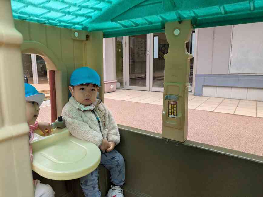 おままごとハウスの中は、何だか落ち着くようですね。