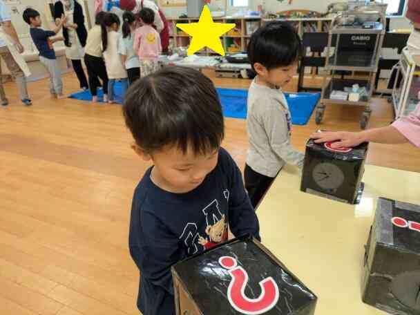 なぞなぞボックス。触れて想像してみます。