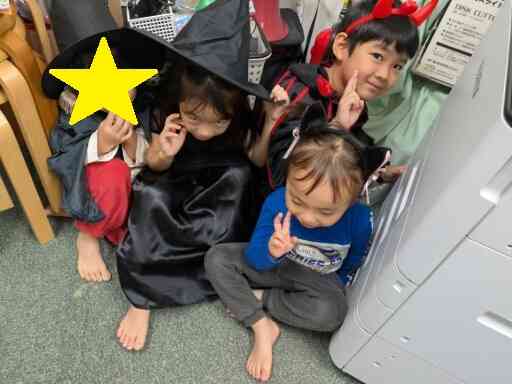 小さいクラスのお友だちが訪ねてくるのを隠れて待ちます!