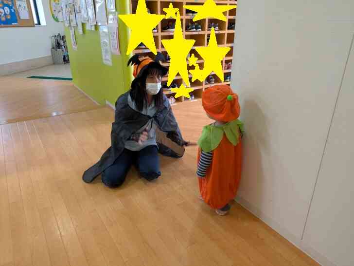 仮装した先生ともハロウィンのやり取りを楽しみます!