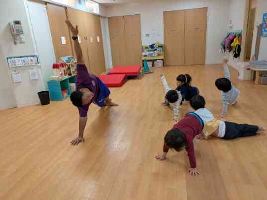 先生の真似をしてポーズ!難しいけど頑張るぞ!