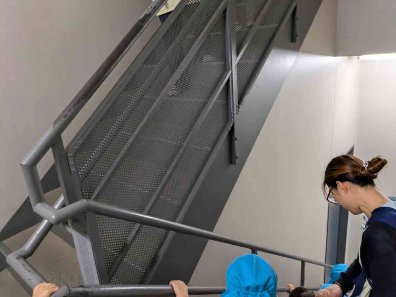 しっかりと手すりにつかまって・・・