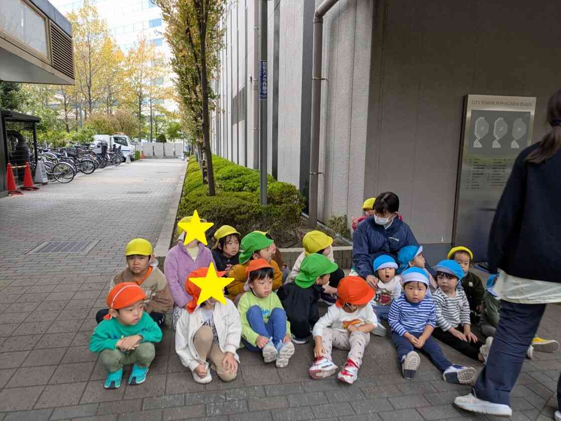 先生のお話を聞き、静かに待ちます。とっても上手でした！