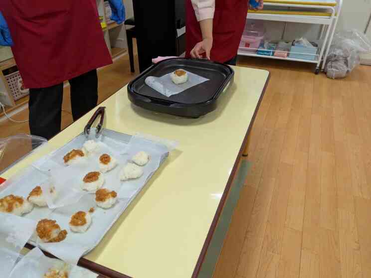 ホットプレートで焼きます！いい匂い！給食が待ち遠しいですね！