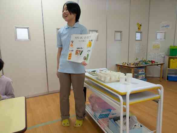 給食の先生にいろいろなことを教えてもらい、興味津々です。