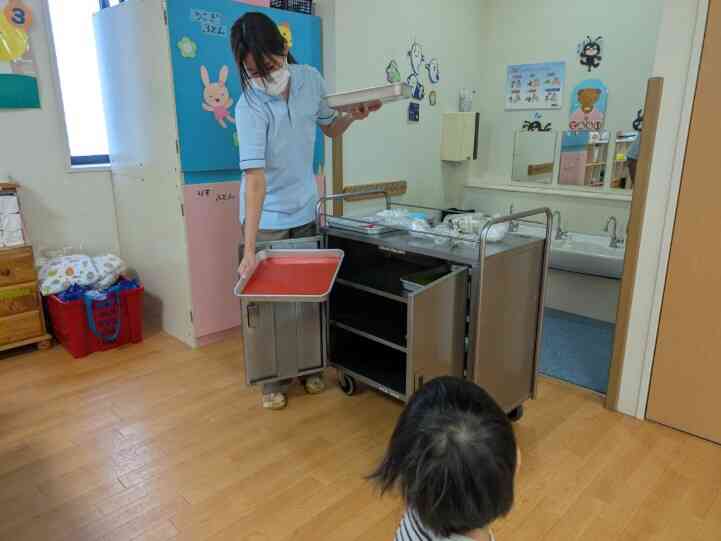 赤く色づいた寒天を見せてもらいます。