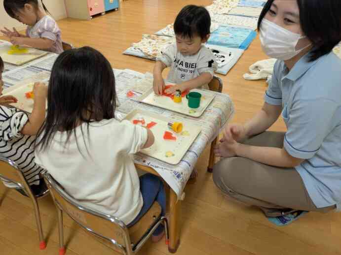 型抜きをしておままごと遊び。綺麗な色にみんな夢中です!