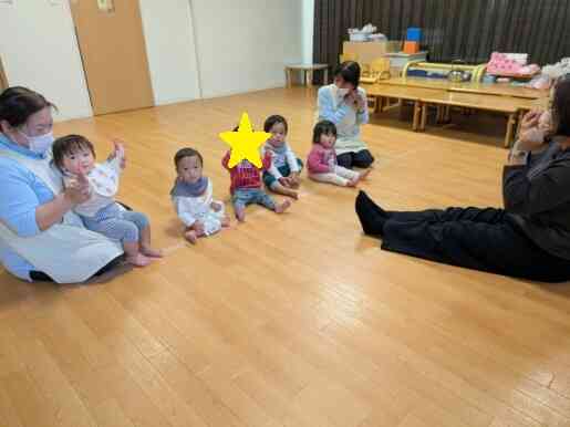 先生と楽しく音やリズムに触れています!