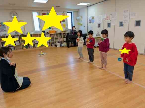 きりん組(4歳児)のお友だちはハンドベルに挑戦!ちょっぴり難しいけど頑張ります!