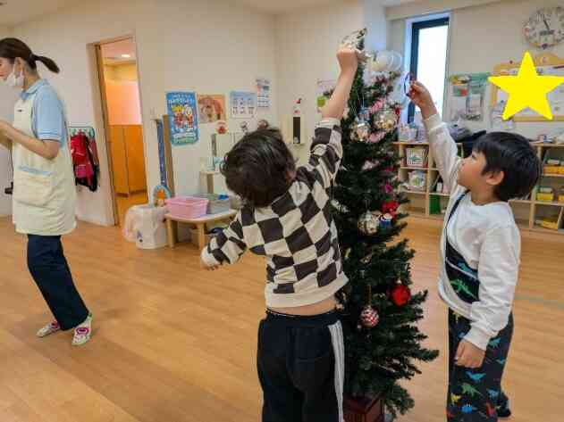 高い場所は年長組（5歳児）のお友だちが飾ってくれました！