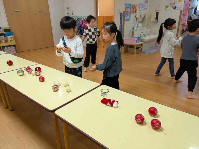 たくさんの飾りの中から自分で選んで飾り付けます。