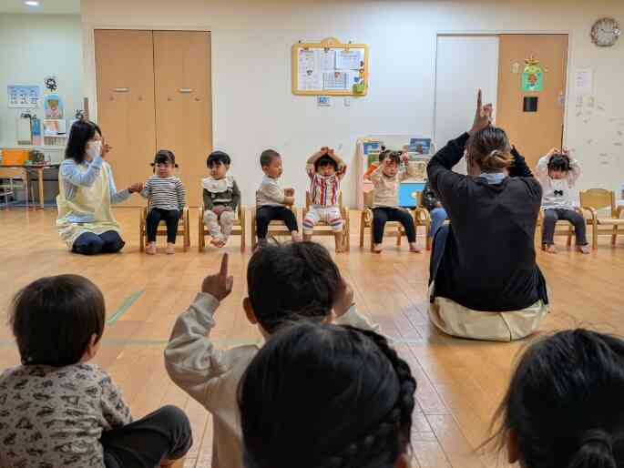 りす組（1歳児）のお友だちは可愛らしい手遊びを披露します！