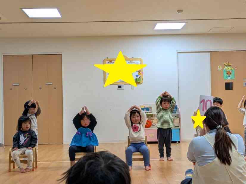 うさぎ組（2歳児）のお友だちは元気にお歌を歌います！振り付けもバッチリ！