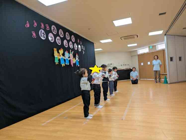 ３歳児クラスのお友だちはお歌とカスタネットで合奏です。