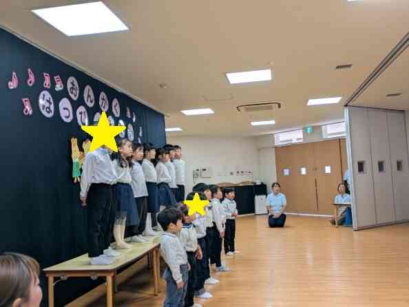 幼児３クラスの合唱。声を合わせて。