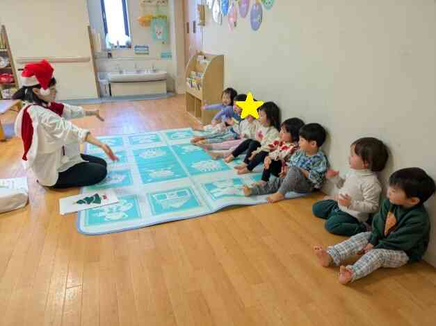 サンタに変身した先生に興味津々！