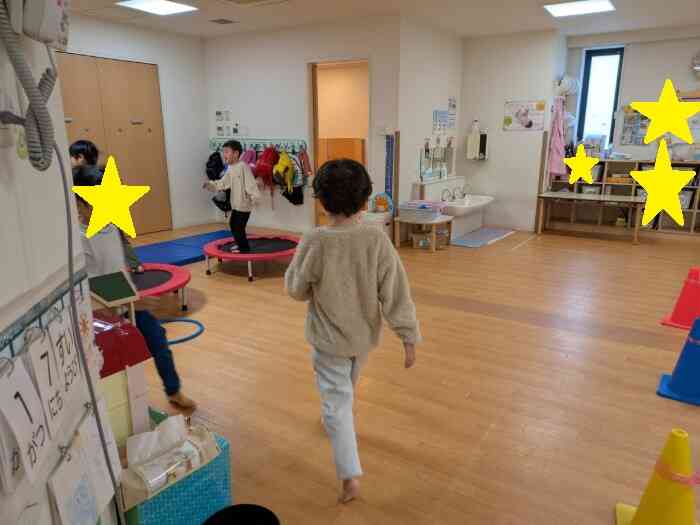 お部屋の中にサーキットのコースを作っています！