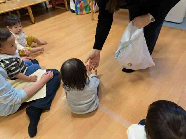 「どうぞ~」「ありがとう」のやり取りをお歌でやっています。楽しそうな子どもたちです!
