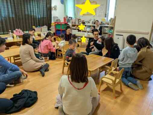 お家の人と一緒に帰りの会。元気にお歌を歌います。