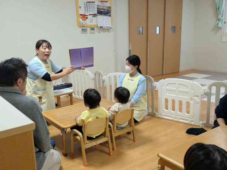 絵本も座って集中して見ています！