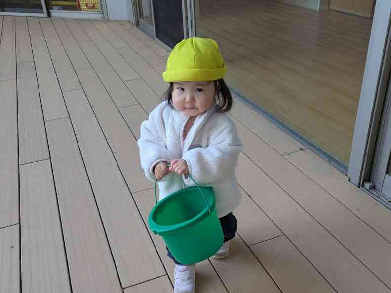 バケツで何を運んでるのかな?