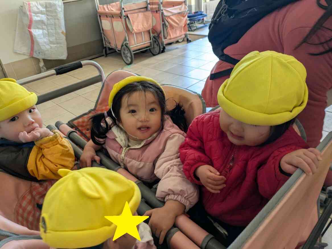 お友だちとお散歩カートに乗って出発!