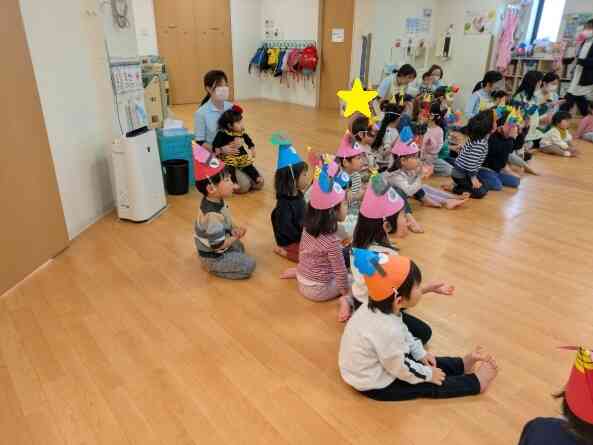 鬼のお面をかぶり、「豆まき」のお歌を元気よく歌います。