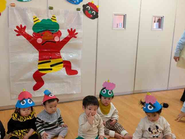 ひよこ組（０歳児）のお友だちもお面をかぶって！