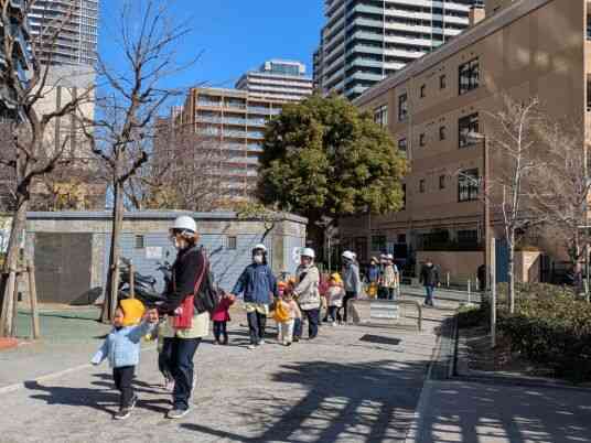 公園まで手をつないで避難しました。