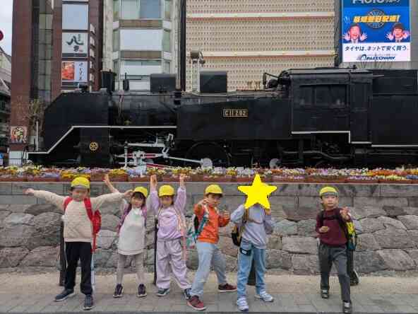 新橋駅のSL広場でパチリ。大きい汽車に大興奮！