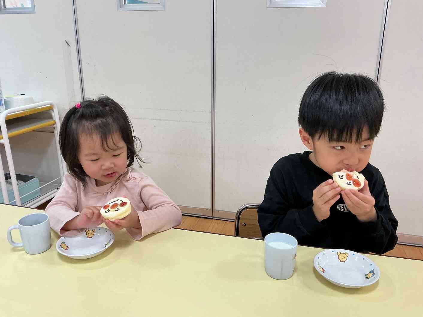 どこから食べようかな・・・?